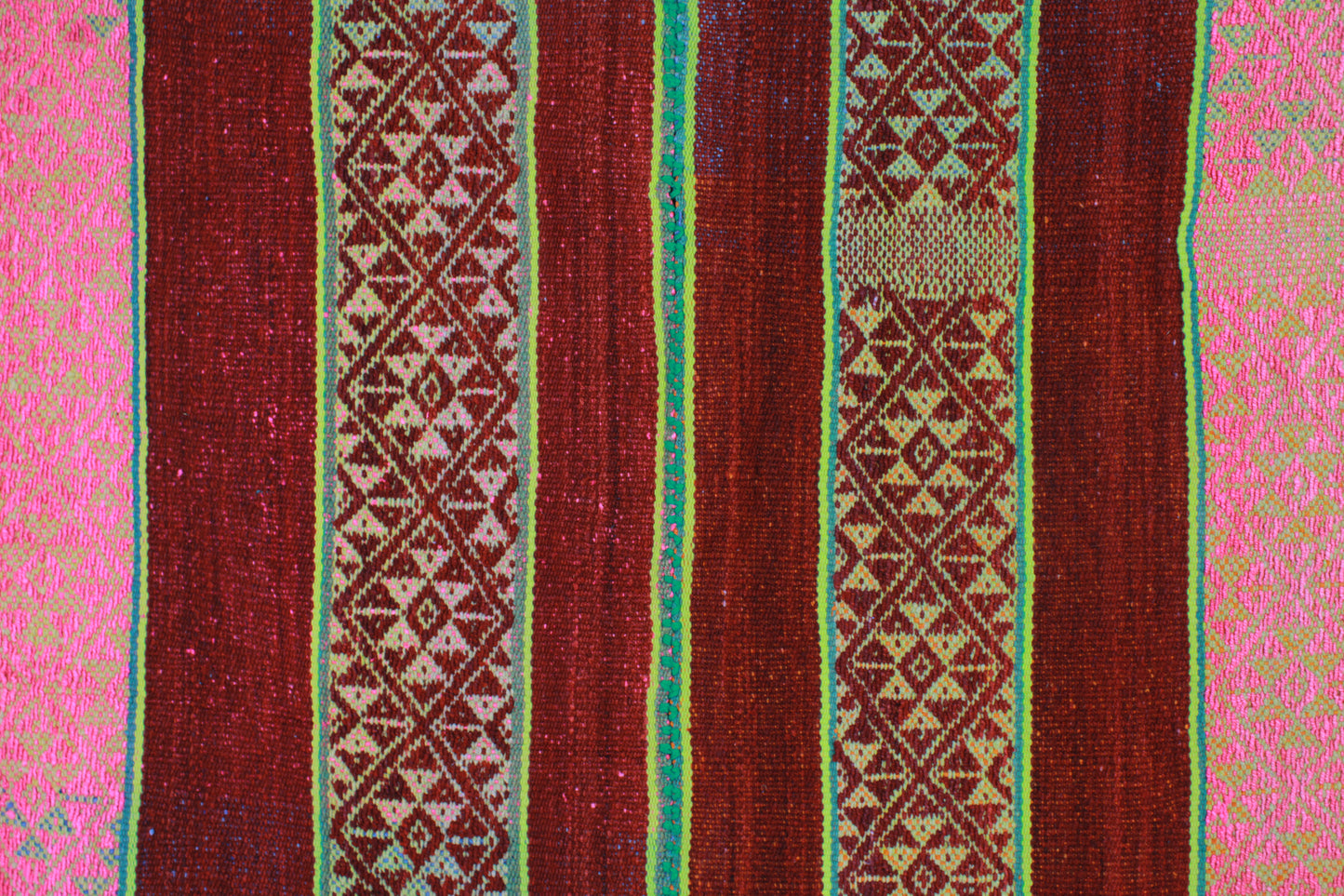 Handgefertigter Frazada-Teppich aus Peru – farbenfroh, traditionell und ideal für Balkon, Terrasse oder gemütliche Wohnräume. Dieser bunte Teppich bringt peruanisches Kunsthandwerk und Wärme in dein Zuhause und setzt lebendige Akzente im Boho- oder Ethno-Stil für drinnen und draußen.