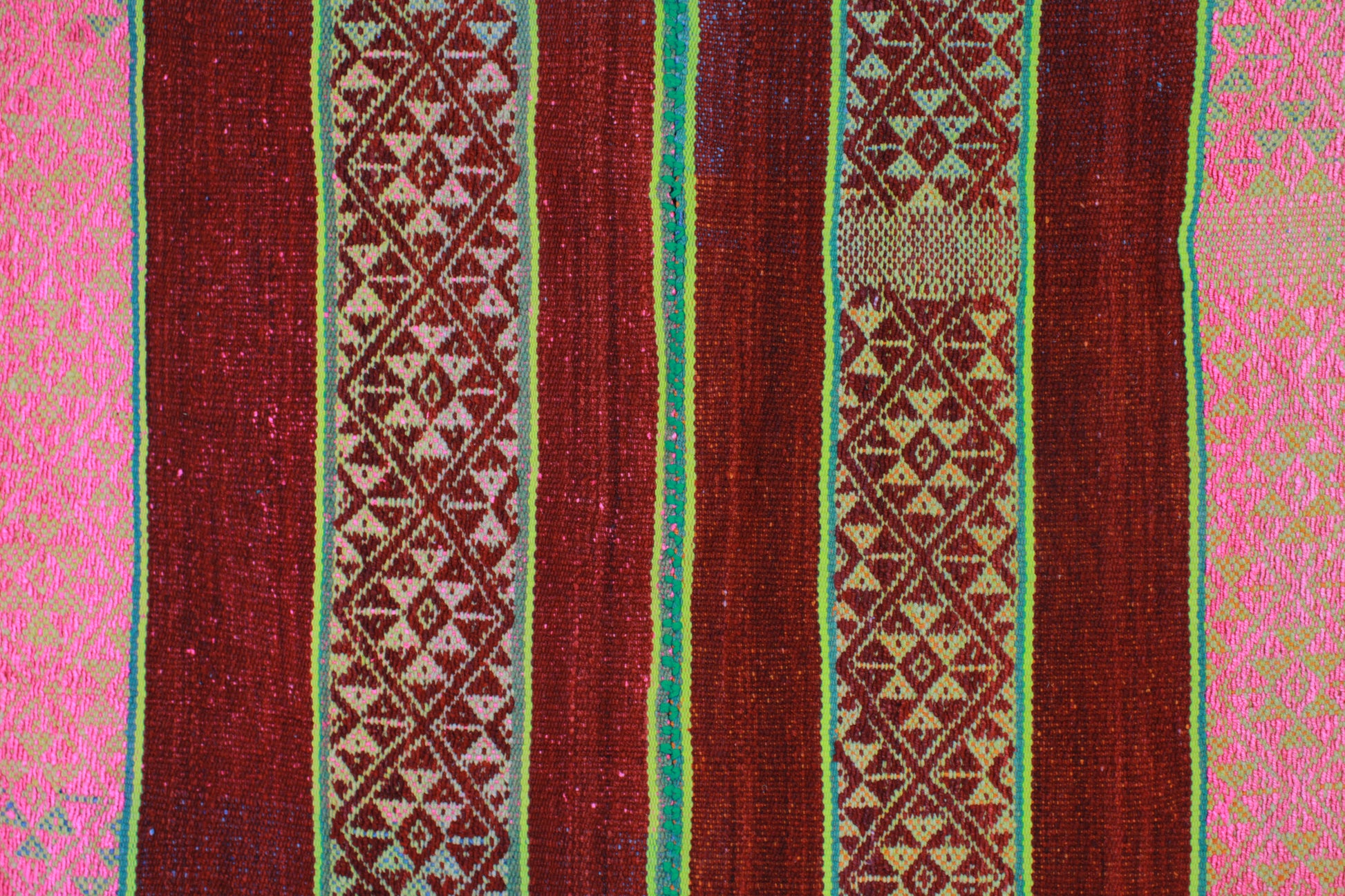 Handgefertigter Frazada-Teppich aus Peru – farbenfroh, traditionell und ideal für Balkon, Terrasse oder gemütliche Wohnräume. Dieser bunte Teppich bringt peruanisches Kunsthandwerk und Wärme in dein Zuhause und setzt lebendige Akzente im Boho- oder Ethno-Stil für drinnen und draußen.