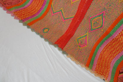Handgefertigter Frazada-Teppich aus Peru – farbenfroh, traditionell und ideal für Balkon, Terrasse oder gemütliche Wohnräume. Dieser bunte Teppich bringt peruanisches Kunsthandwerk und Wärme in dein Zuhause und setzt lebendige Akzente im Boho- oder Ethno-Stil für drinnen und draußen.