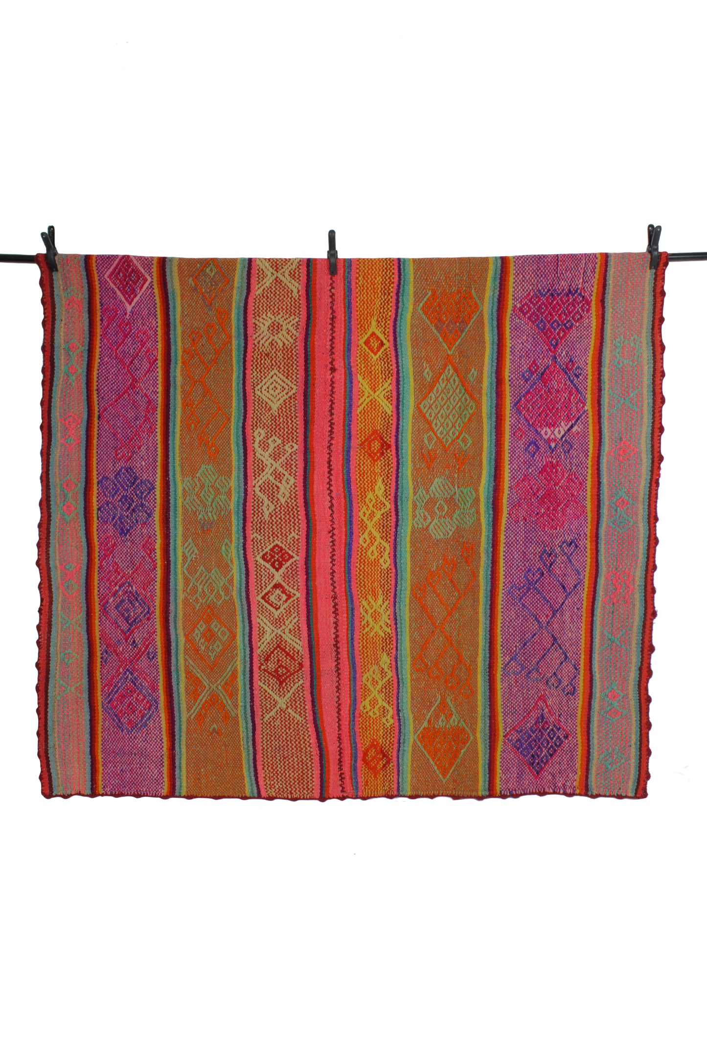 Handgefertigter Frazada-Teppich aus Peru – farbenfroh, traditionell und ideal für Balkon, Terrasse oder gemütliche Wohnräume. Dieser bunte Teppich bringt peruanisches Kunsthandwerk und Wärme in dein Zuhause und setzt lebendige Akzente im Boho- oder Ethno-Stil für drinnen und draußen.