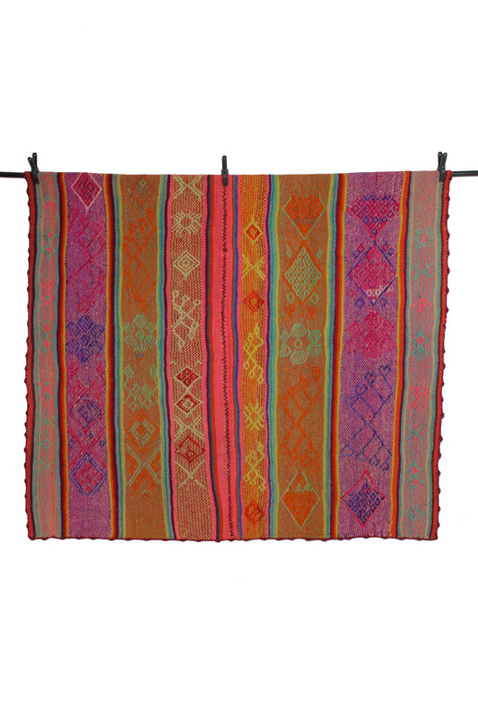Handgefertigter Frazada-Teppich aus Peru – farbenfroh, traditionell und ideal für Balkon, Terrasse oder gemütliche Wohnräume. Dieser bunte Teppich bringt peruanisches Kunsthandwerk und Wärme in dein Zuhause und setzt lebendige Akzente im Boho- oder Ethno-Stil für drinnen und draußen.