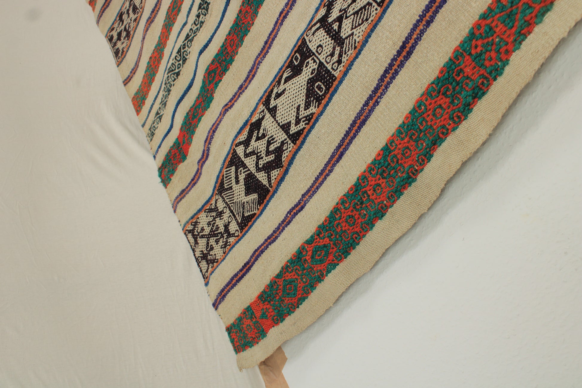 Handgefertigter Frazada-Teppich aus Peru – farbenfroh, traditionell und ideal für Balkon, Terrasse oder gemütliche Wohnräume. Dieser bunte Teppich bringt peruanisches Kunsthandwerk und Wärme in dein Zuhause und setzt lebendige Akzente im Boho- oder Ethno-Stil für drinnen und draußen.