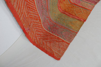 Handgefertigter Frazada-Teppich aus Peru – farbenfroh, traditionell und ideal für Balkon, Terrasse oder gemütliche Wohnräume. Dieser bunte Teppich bringt peruanisches Kunsthandwerk und Wärme in dein Zuhause und setzt lebendige Akzente im Boho- oder Ethno-Stil für drinnen und draußen.