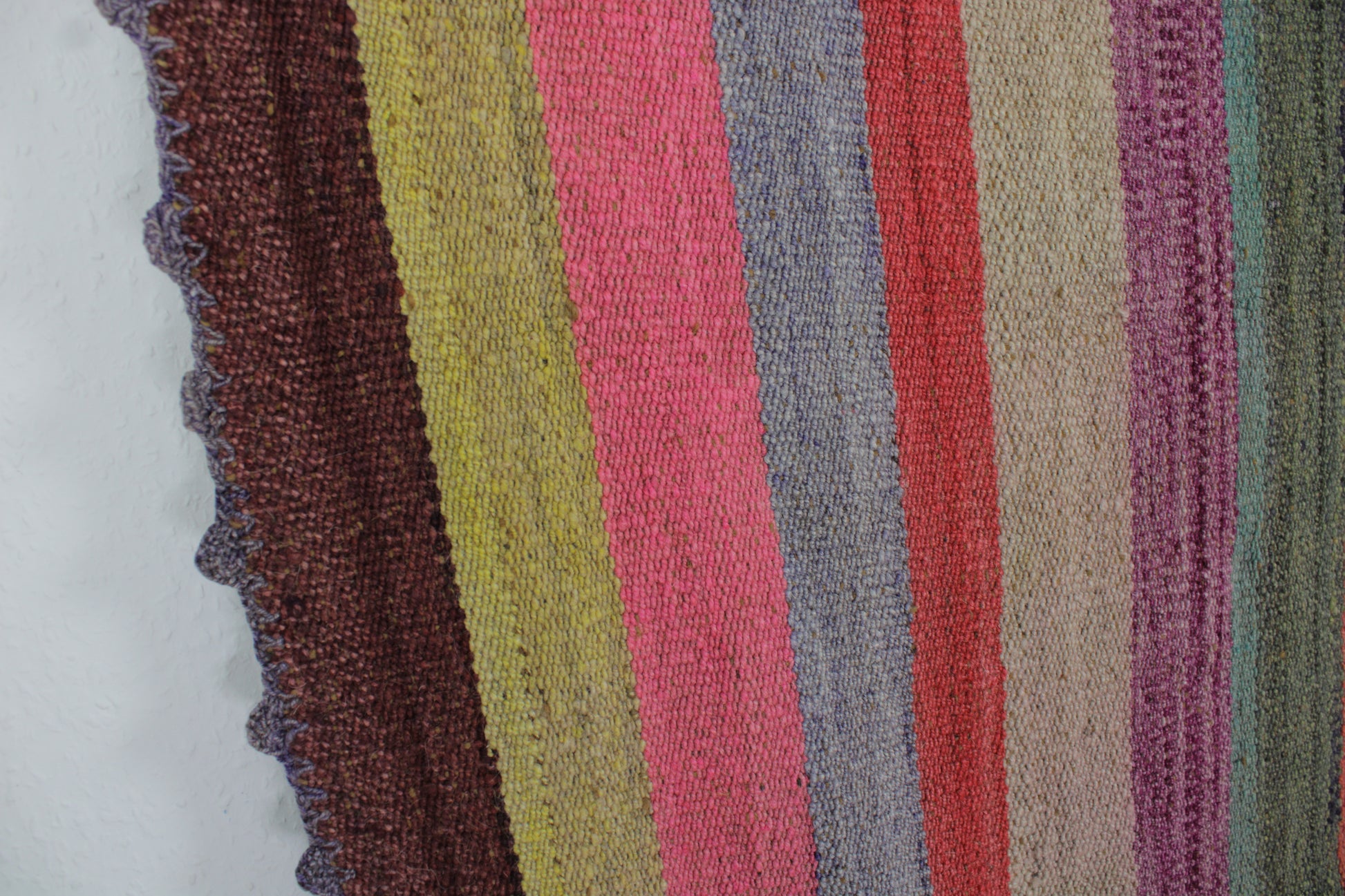 Handgefertigter Frazada-Teppich aus Peru – farbenfroh, traditionell und ideal für Balkon, Terrasse oder gemütliche Wohnräume. Dieser bunte Teppich bringt peruanisches Kunsthandwerk und Wärme in dein Zuhause und setzt lebendige Akzente im Boho- oder Ethno-Stil für drinnen und draußen.