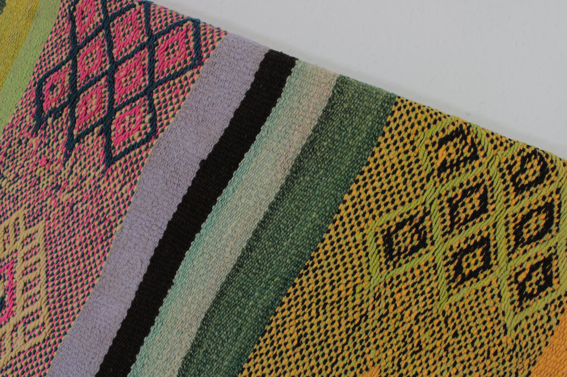 Handgefertigter Frazada-Teppich aus Peru – farbenfroh, traditionell und ideal für Balkon, Terrasse oder gemütliche Wohnräume. Dieser bunte Teppich bringt peruanisches Kunsthandwerk und Wärme in dein Zuhause und setzt lebendige Akzente im Boho- oder Ethno-Stil für drinnen und draußen.