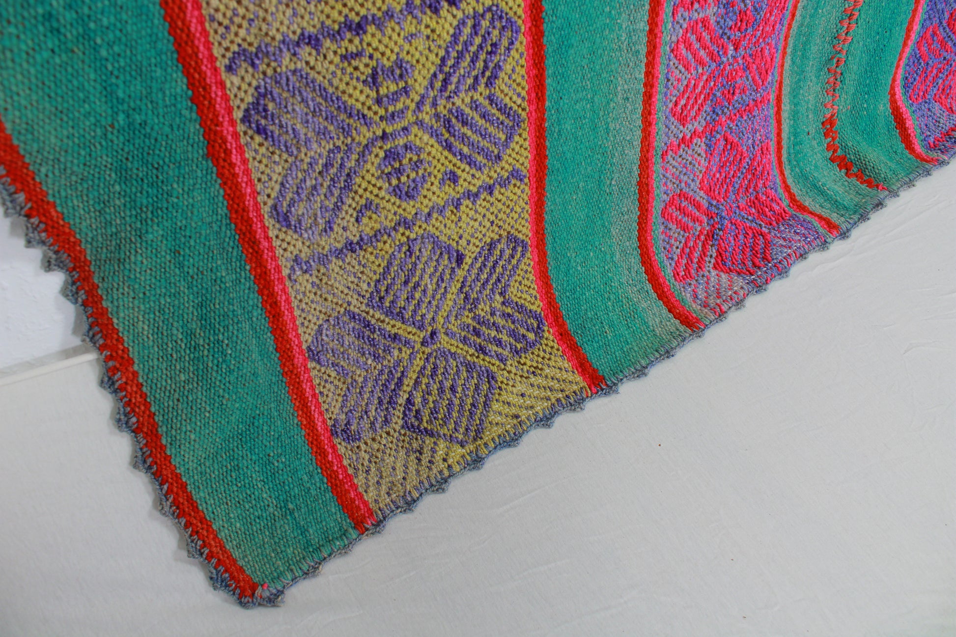 Handgefertigter Frazada-Teppich aus Peru – farbenfroh, traditionell und ideal für Balkon, Terrasse oder gemütliche Wohnräume. Dieser bunte Teppich bringt peruanisches Kunsthandwerk und Wärme in dein Zuhause und setzt lebendige Akzente im Boho- oder Ethno-Stil für drinnen und draußen.