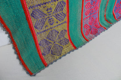 Handgefertigter Frazada-Teppich aus Peru – farbenfroh, traditionell und ideal für Balkon, Terrasse oder gemütliche Wohnräume. Dieser bunte Teppich bringt peruanisches Kunsthandwerk und Wärme in dein Zuhause und setzt lebendige Akzente im Boho- oder Ethno-Stil für drinnen und draußen.