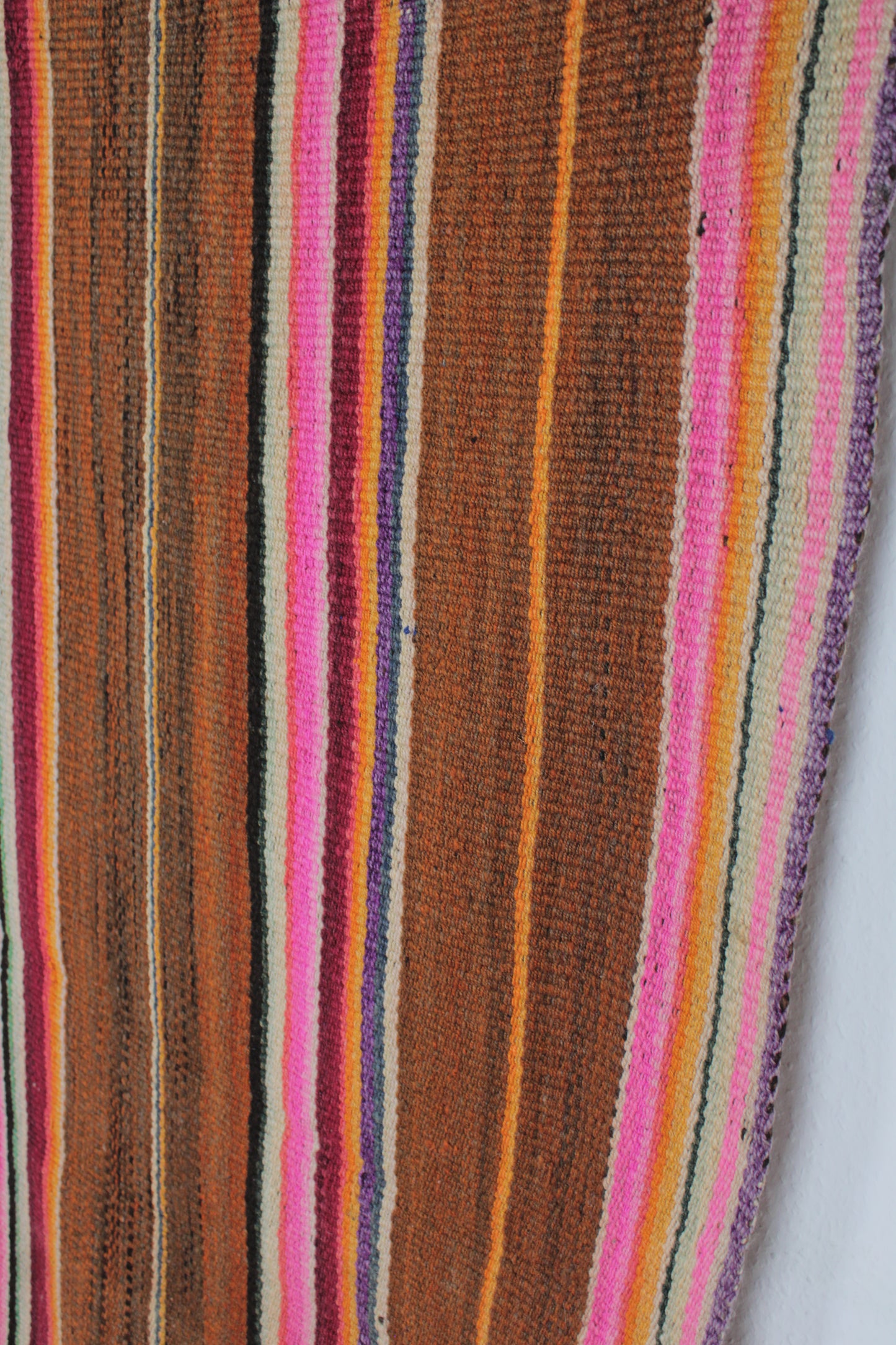 Handgefertigter Frazada-Teppich aus Peru – farbenfroh, traditionell und ideal für Balkon, Terrasse oder gemütliche Wohnräume. Dieser bunte Teppich bringt peruanisches Kunsthandwerk und Wärme in dein Zuhause und setzt lebendige Akzente im Boho- oder Ethno-Stil für drinnen und draußen.