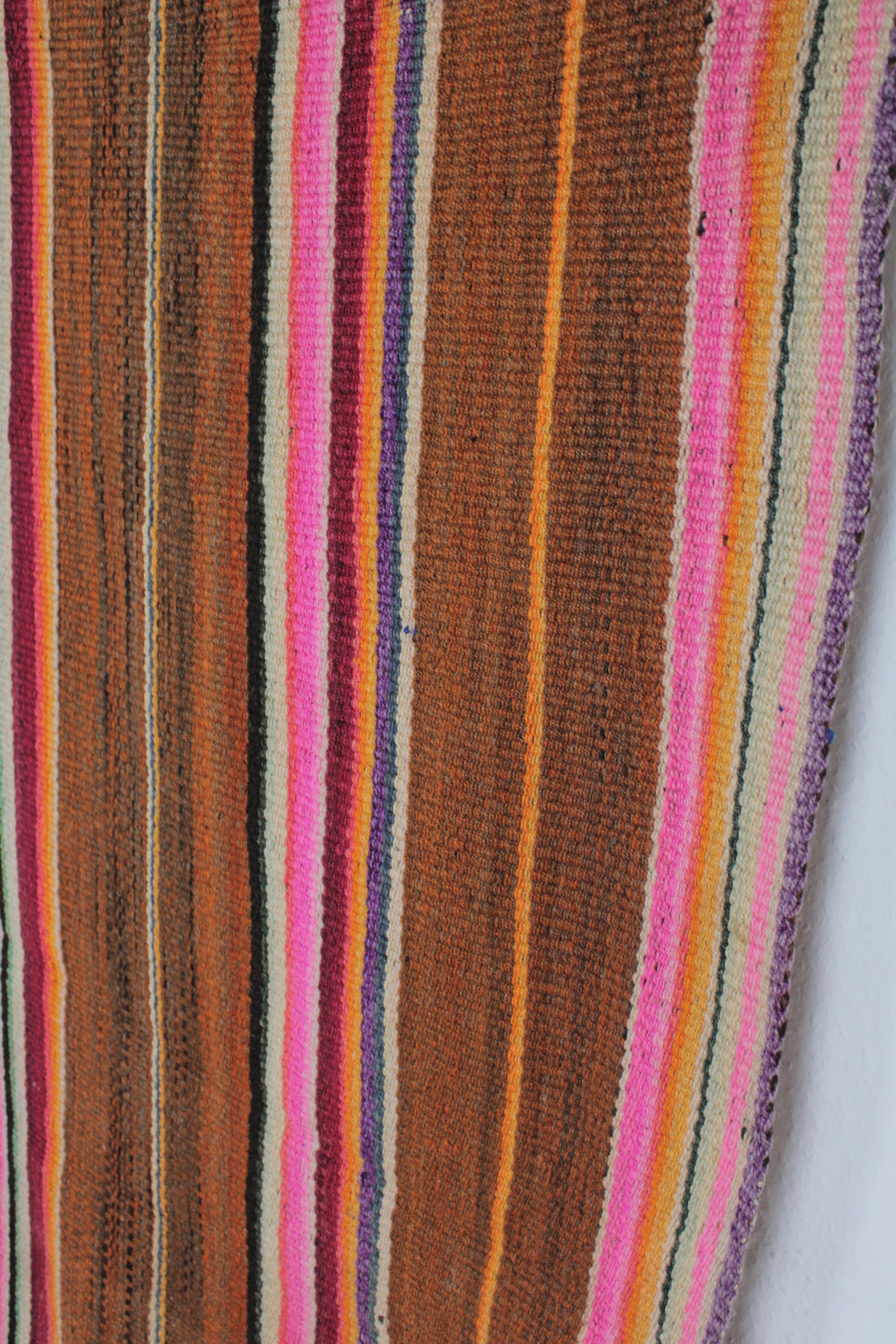 Handgefertigter Frazada-Teppich aus Peru – farbenfroh, traditionell und ideal für Balkon, Terrasse oder gemütliche Wohnräume. Dieser bunte Teppich bringt peruanisches Kunsthandwerk und Wärme in dein Zuhause und setzt lebendige Akzente im Boho- oder Ethno-Stil für drinnen und draußen.