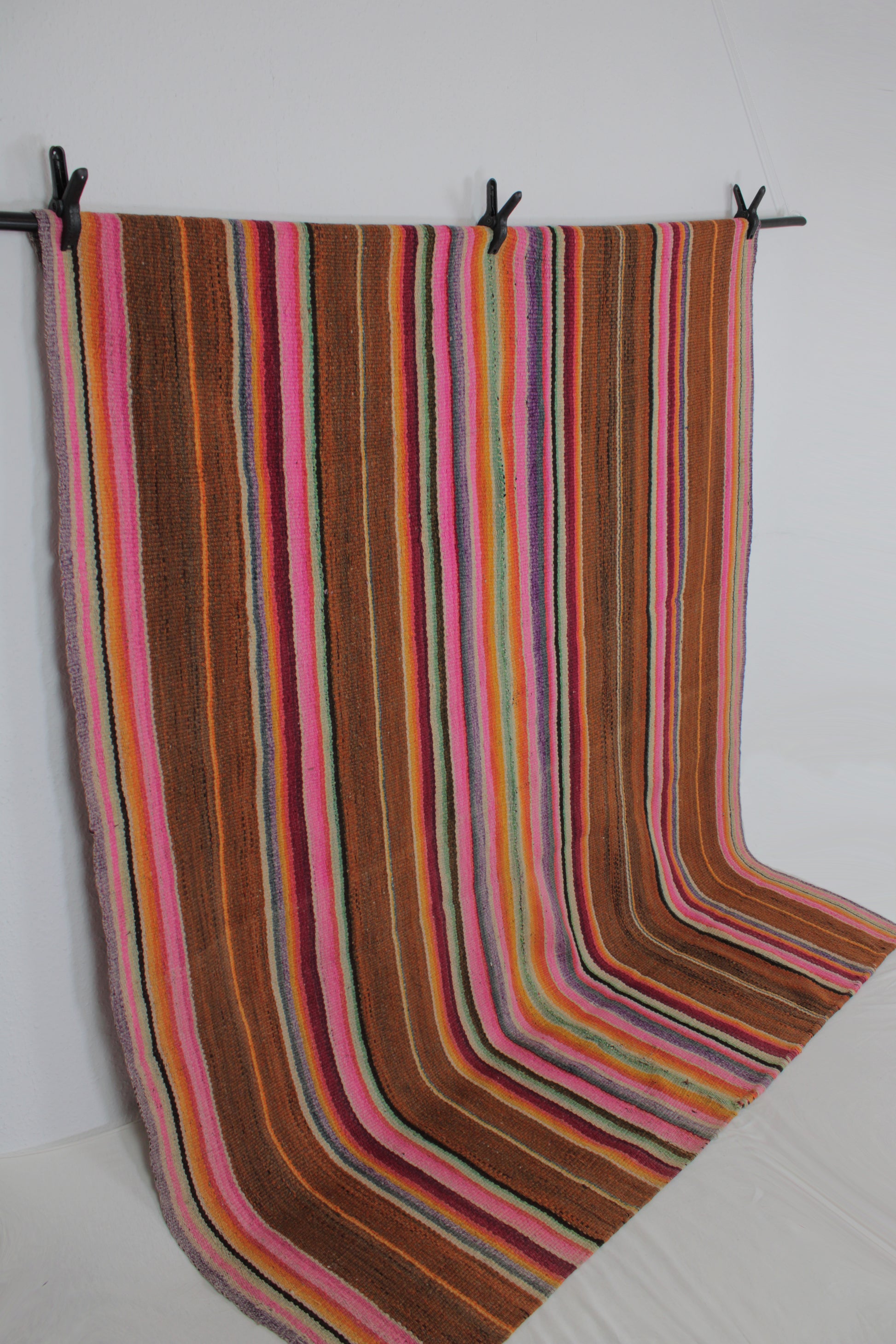 Handgefertigter Frazada-Teppich aus Peru – farbenfroh, traditionell und ideal für Balkon, Terrasse oder gemütliche Wohnräume. Dieser bunte Teppich bringt peruanisches Kunsthandwerk und Wärme in dein Zuhause und setzt lebendige Akzente im Boho- oder Ethno-Stil für drinnen und draußen.