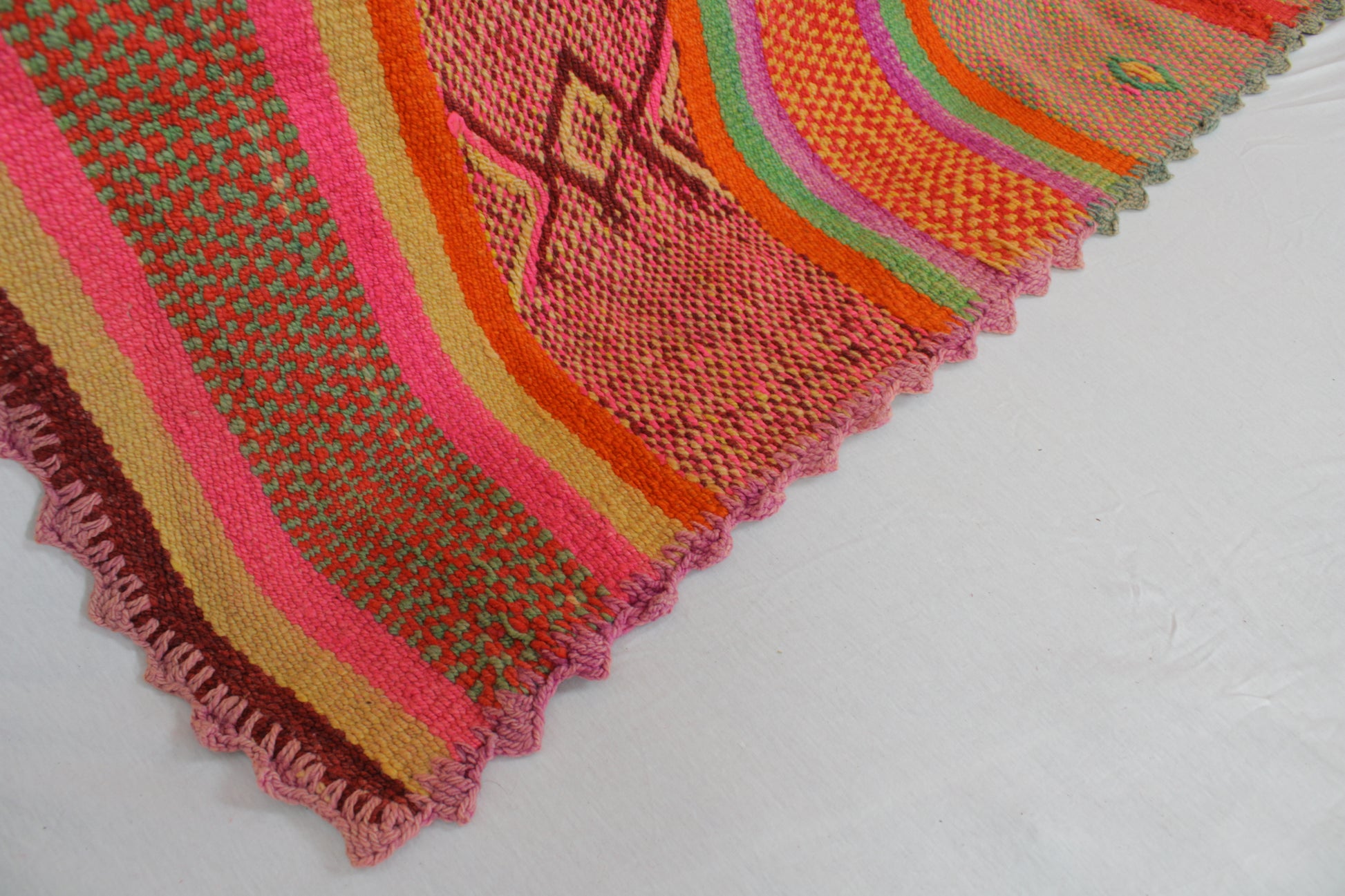 Handgefertigter Frazada-Teppich aus Peru – farbenfroh, traditionell und ideal für Balkon, Terrasse oder gemütliche Wohnräume. Dieser bunte Teppich bringt peruanisches Kunsthandwerk und Wärme in dein Zuhause und setzt lebendige Akzente im Boho- oder Ethno-Stil für drinnen und draußen.