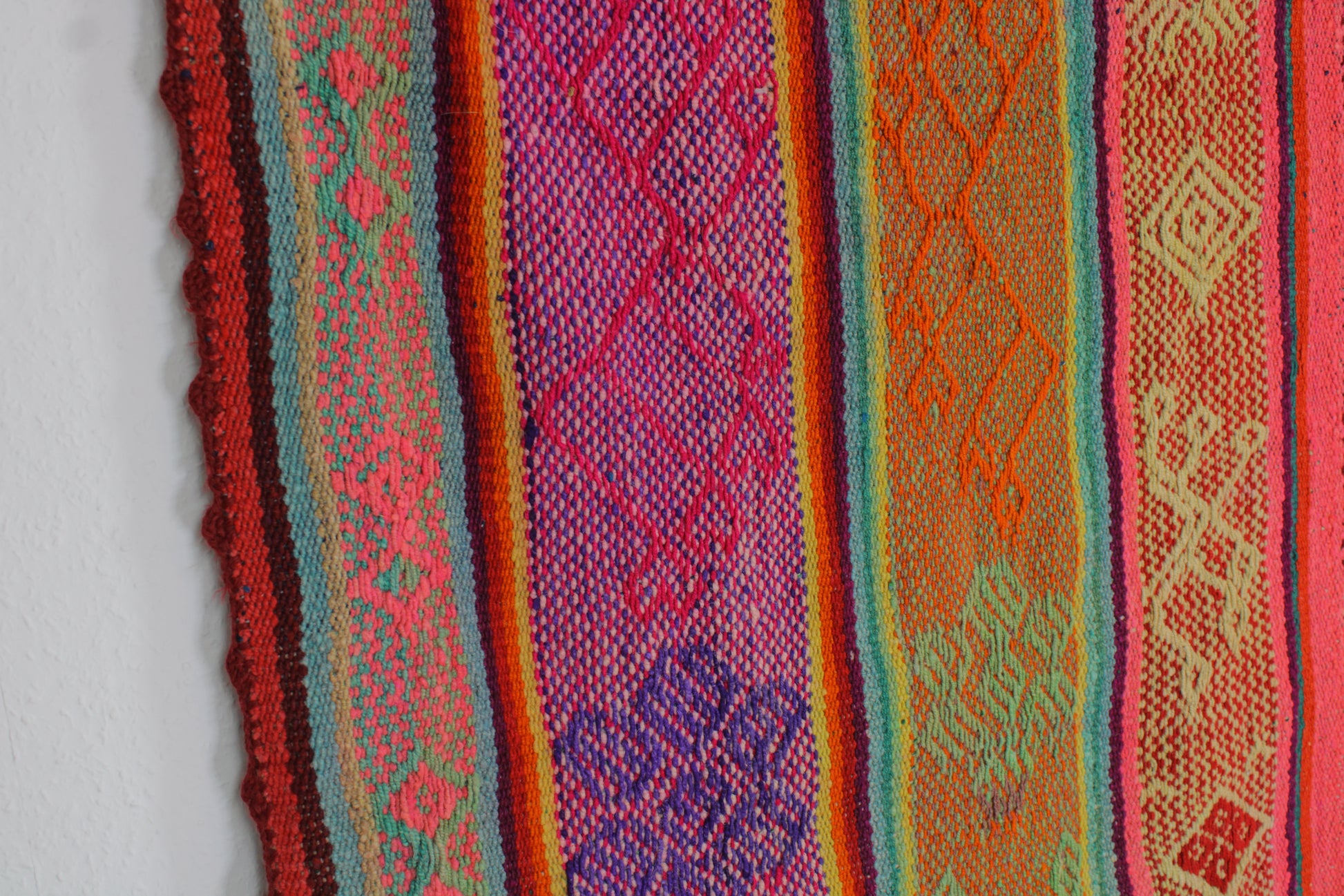 Handgefertigter Frazada-Teppich aus Peru – farbenfroh, traditionell und ideal für Balkon, Terrasse oder gemütliche Wohnräume. Dieser bunte Teppich bringt peruanisches Kunsthandwerk und Wärme in dein Zuhause und setzt lebendige Akzente im Boho- oder Ethno-Stil für drinnen und draußen.