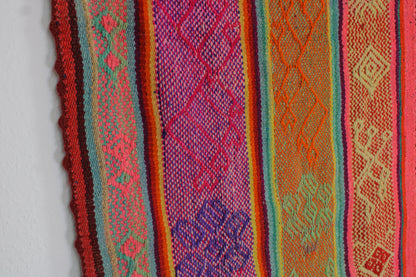 Handgefertigter Frazada-Teppich aus Peru – farbenfroh, traditionell und ideal für Balkon, Terrasse oder gemütliche Wohnräume. Dieser bunte Teppich bringt peruanisches Kunsthandwerk und Wärme in dein Zuhause und setzt lebendige Akzente im Boho- oder Ethno-Stil für drinnen und draußen.