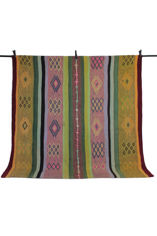 Handgefertigter Frazada-Teppich aus Peru – farbenfroh, traditionell und ideal für Balkon, Terrasse oder gemütliche Wohnräume. Dieser bunte Teppich bringt peruanisches Kunsthandwerk und Wärme in dein Zuhause und setzt lebendige Akzente im Boho- oder Ethno-Stil für drinnen und draußen.