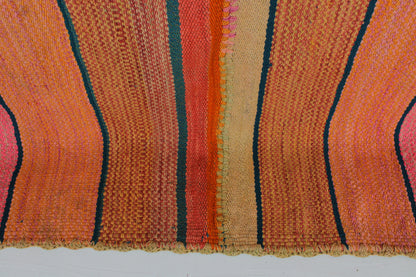Handgefertigter Frazada-Teppich aus Peru – farbenfroh, traditionell und ideal für Balkon, Terrasse oder gemütliche Wohnräume. Dieser bunte Teppich bringt peruanisches Kunsthandwerk und Wärme in dein Zuhause und setzt lebendige Akzente im Boho- oder Ethno-Stil für drinnen und draußen.