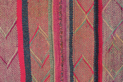 Handgefertigter Frazada-Teppich aus Peru – farbenfroh, traditionell und ideal für Balkon, Terrasse oder gemütliche Wohnräume. Dieser bunte Teppich bringt peruanisches Kunsthandwerk und Wärme in dein Zuhause und setzt lebendige Akzente im Boho- oder Ethno-Stil für drinnen und draußen.