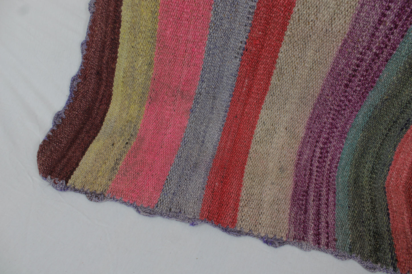 Handgefertigter Frazada-Teppich aus Peru – farbenfroh, traditionell und ideal für Balkon, Terrasse oder gemütliche Wohnräume. Dieser bunte Teppich bringt peruanisches Kunsthandwerk und Wärme in dein Zuhause und setzt lebendige Akzente im Boho- oder Ethno-Stil für drinnen und draußen.