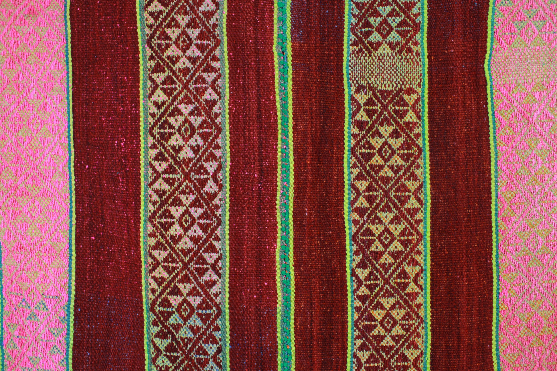 Handgefertigter Frazada-Teppich aus Peru – farbenfroh, traditionell und ideal für Balkon, Terrasse oder gemütliche Wohnräume. Dieser bunte Teppich bringt peruanisches Kunsthandwerk und Wärme in dein Zuhause und setzt lebendige Akzente im Boho- oder Ethno-Stil für drinnen und draußen.