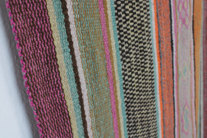 Handgefertigter Frazada-Teppich aus Peru – farbenfroh, traditionell und ideal für Balkon, Terrasse oder gemütliche Wohnräume. Dieser bunte Teppich bringt peruanisches Kunsthandwerk und Wärme in dein Zuhause und setzt lebendige Akzente im Boho- oder Ethno-Stil für drinnen und draußen.