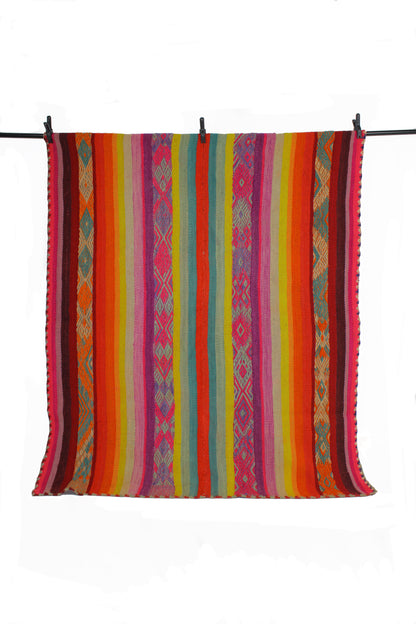 Handgefertigter Frazada-Teppich aus Peru – farbenfroh, traditionell und ideal für Balkon, Terrasse oder gemütliche Wohnräume. Dieser bunte Teppich bringt peruanisches Kunsthandwerk und Wärme in dein Zuhause und setzt lebendige Akzente im Boho- oder Ethno-Stil für drinnen und draußen.