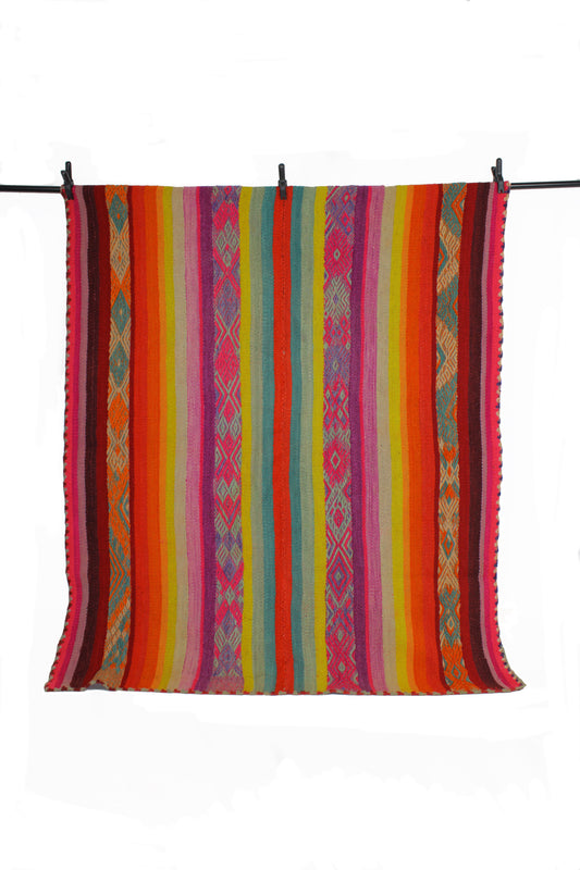 Handgefertigter Frazada-Teppich aus Peru – farbenfroh, traditionell und ideal für Balkon, Terrasse oder gemütliche Wohnräume. Dieser bunte Teppich bringt peruanisches Kunsthandwerk und Wärme in dein Zuhause und setzt lebendige Akzente im Boho- oder Ethno-Stil für drinnen und draußen.