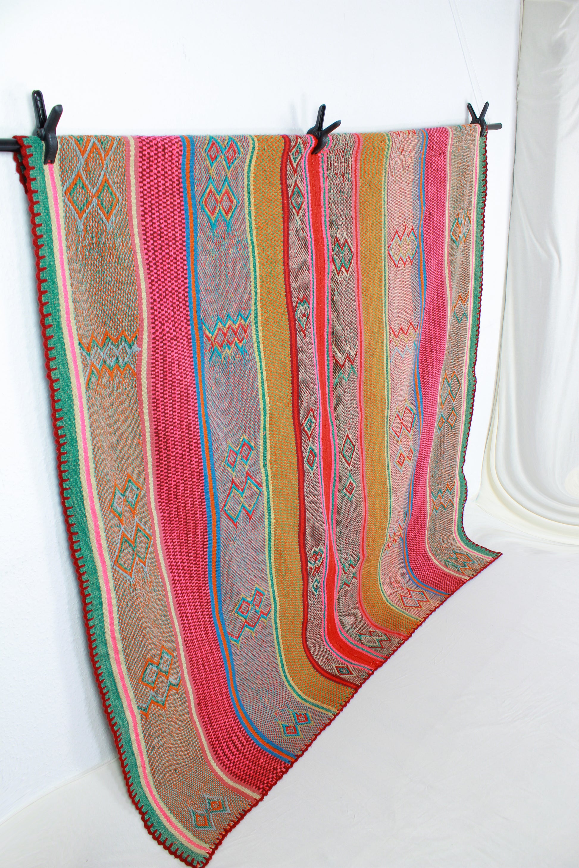 Handgefertigter Frazada-Teppich aus Peru – farbenfroh, traditionell und ideal für Balkon, Terrasse oder gemütliche Wohnräume. Dieser bunte Teppich bringt peruanisches Kunsthandwerk und Wärme in dein Zuhause und setzt lebendige Akzente im Boho- oder Ethno-Stil für drinnen und draußen.