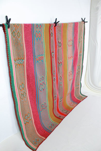 Handgefertigter Frazada-Teppich aus Peru – farbenfroh, traditionell und ideal für Balkon, Terrasse oder gemütliche Wohnräume. Dieser bunte Teppich bringt peruanisches Kunsthandwerk und Wärme in dein Zuhause und setzt lebendige Akzente im Boho- oder Ethno-Stil für drinnen und draußen.