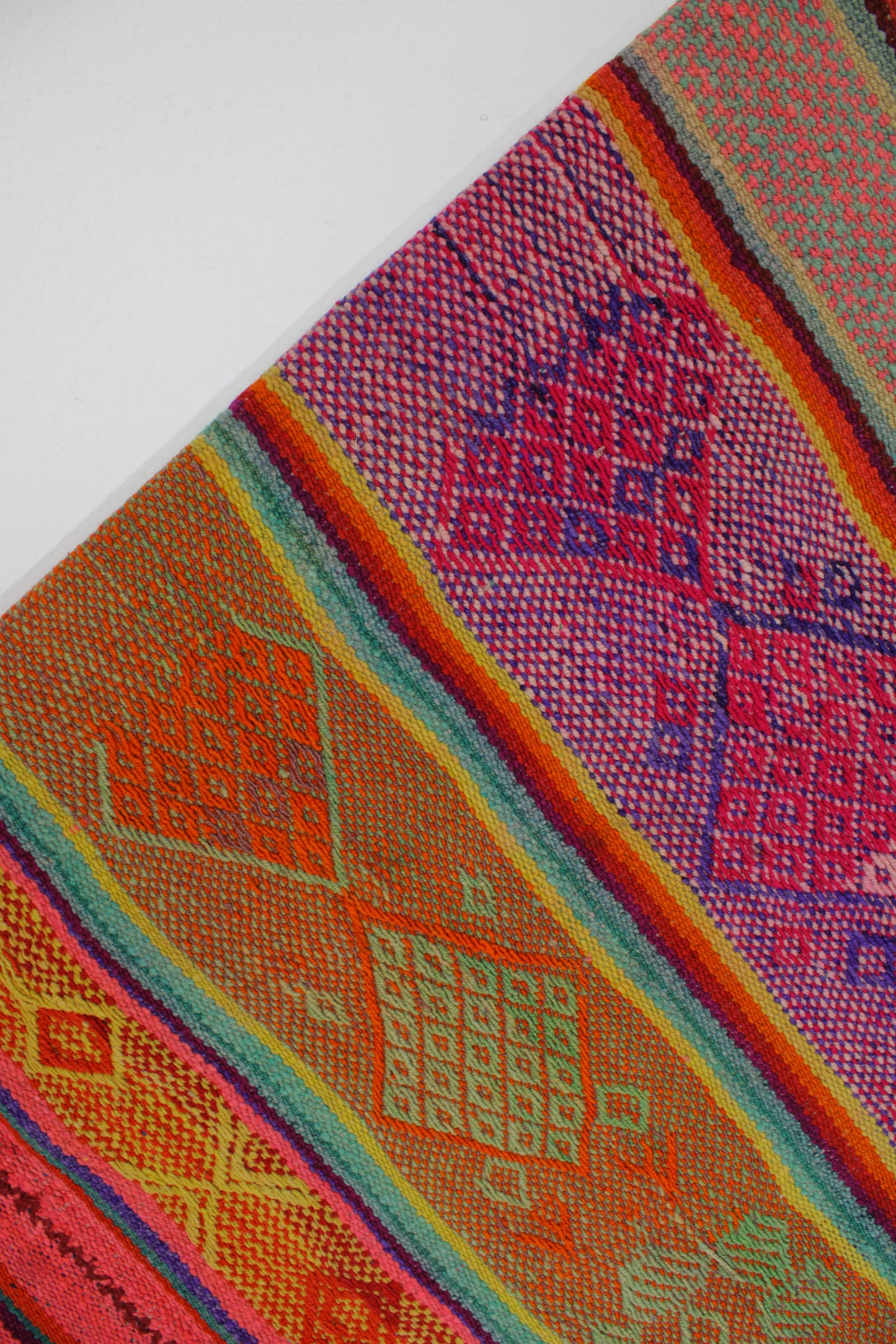 Handgefertigter Frazada-Teppich aus Peru – farbenfroh, traditionell und ideal für Balkon, Terrasse oder gemütliche Wohnräume. Dieser bunte Teppich bringt peruanisches Kunsthandwerk und Wärme in dein Zuhause und setzt lebendige Akzente im Boho- oder Ethno-Stil für drinnen und draußen.