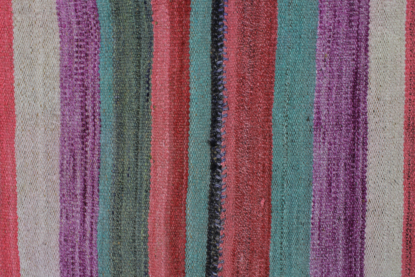 Handgefertigter Frazada-Teppich aus Peru – farbenfroh, traditionell und ideal für Balkon, Terrasse oder gemütliche Wohnräume. Dieser bunte Teppich bringt peruanisches Kunsthandwerk und Wärme in dein Zuhause und setzt lebendige Akzente im Boho- oder Ethno-Stil für drinnen und draußen.