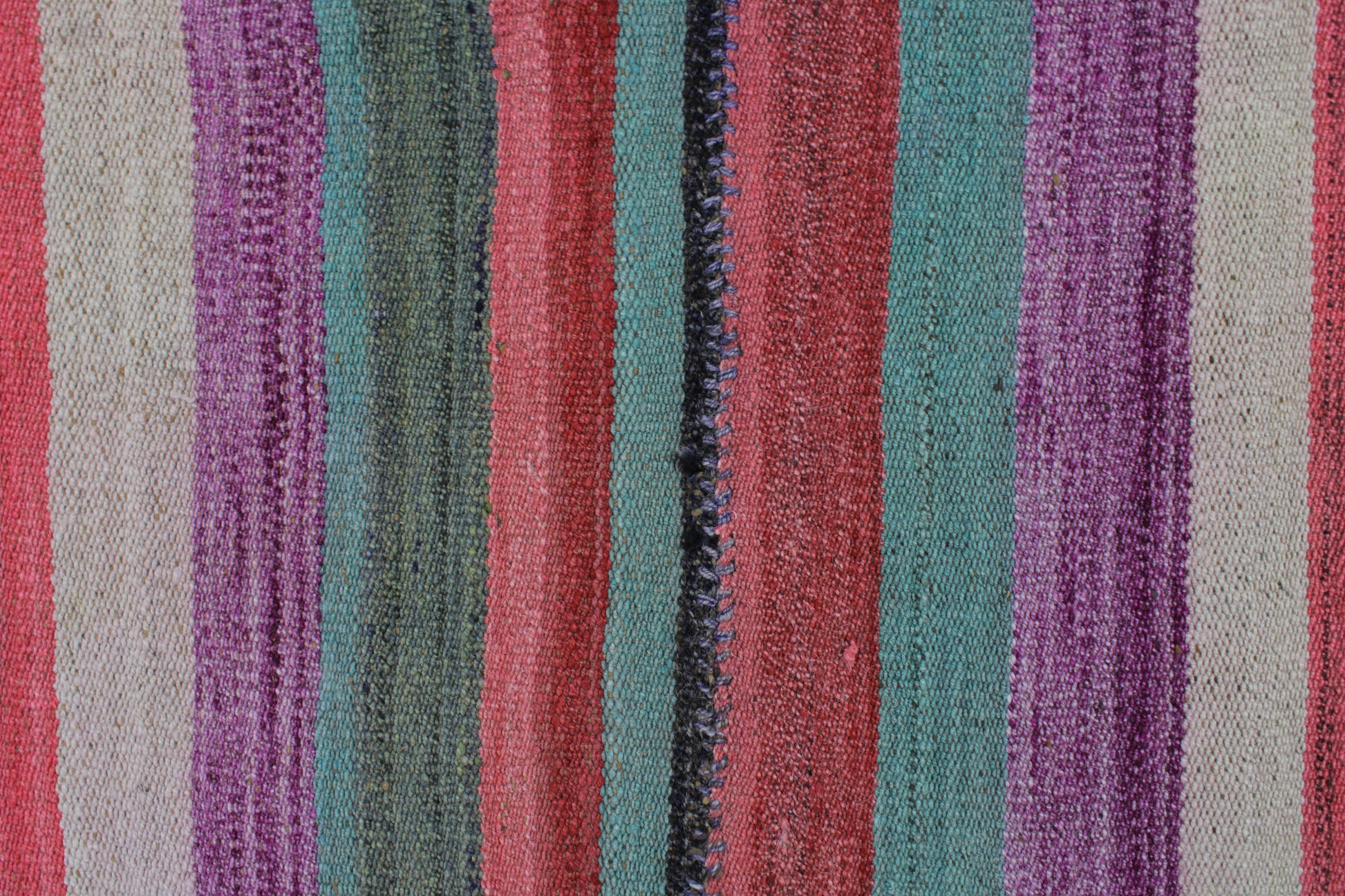 Handgefertigter Frazada-Teppich aus Peru – farbenfroh, traditionell und ideal für Balkon, Terrasse oder gemütliche Wohnräume. Dieser bunte Teppich bringt peruanisches Kunsthandwerk und Wärme in dein Zuhause und setzt lebendige Akzente im Boho- oder Ethno-Stil für drinnen und draußen.