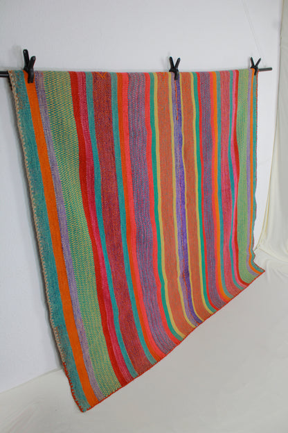 Handgefertigter Frazada-Teppich aus Peru – farbenfroh, traditionell und ideal für Balkon, Terrasse oder gemütliche Wohnräume. Dieser bunte Teppich bringt peruanisches Kunsthandwerk und Wärme in dein Zuhause und setzt lebendige Akzente im Boho- oder Ethno-Stil für drinnen und draußen.