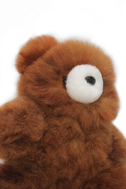 Dieses niedliche, flauschige Alpaka-Spielzeug wird von Hand aus echtem, ethisch gewonnenem Alpakafell gefertigt. Es ist besonders weich, leicht und hypoallergen – perfekt als Geschenk für Alpaka-Fans, Kinder oder Sammler. Jedes Stück ist ein Unikat mit natürlicher Farbgebung. Nachhaltig hergestellt in den Anden – zum Kuscheln oder als stilvolle Deko!