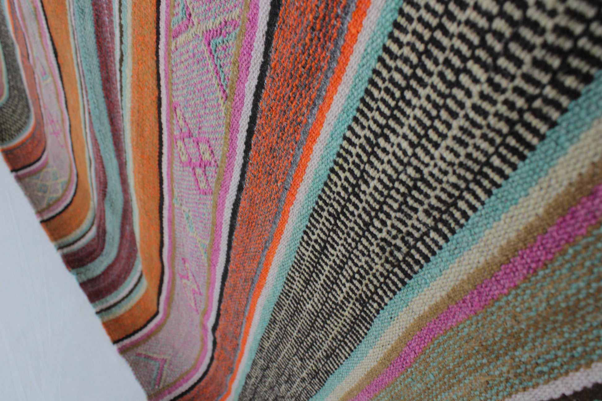 Handgefertigter Frazada-Teppich aus Peru – farbenfroh, traditionell und ideal für Balkon, Terrasse oder gemütliche Wohnräume. Dieser bunte Teppich bringt peruanisches Kunsthandwerk und Wärme in dein Zuhause und setzt lebendige Akzente im Boho- oder Ethno-Stil für drinnen und draußen.