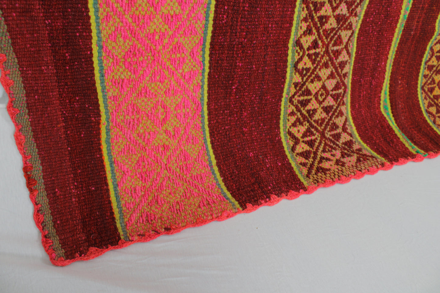 Handgefertigter Frazada-Teppich aus Peru – farbenfroh, traditionell und ideal für Balkon, Terrasse oder gemütliche Wohnräume. Dieser bunte Teppich bringt peruanisches Kunsthandwerk und Wärme in dein Zuhause und setzt lebendige Akzente im Boho- oder Ethno-Stil für drinnen und draußen.