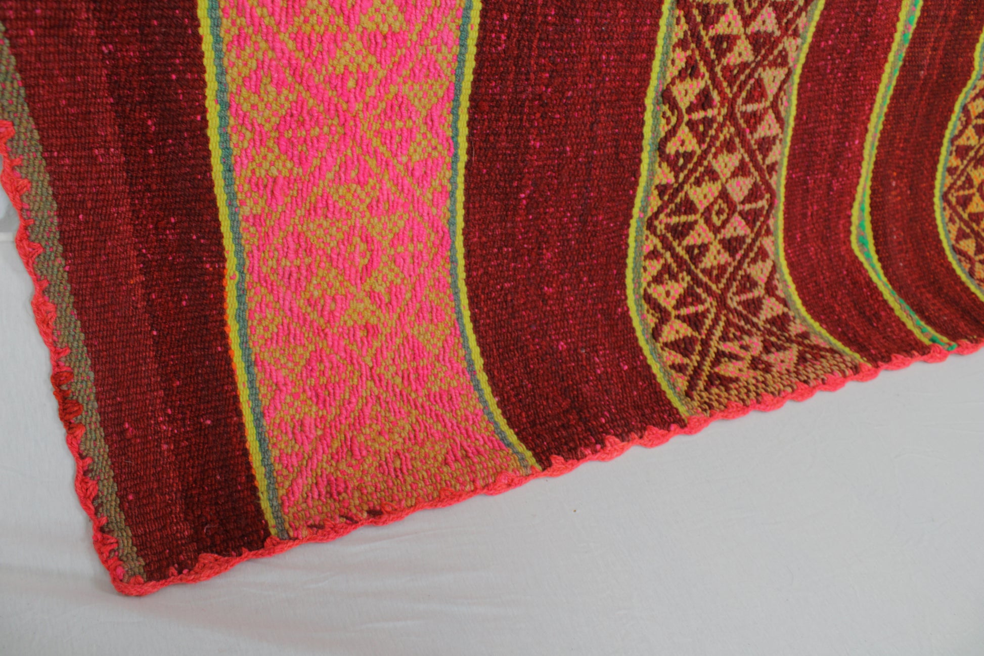 Handgefertigter Frazada-Teppich aus Peru – farbenfroh, traditionell und ideal für Balkon, Terrasse oder gemütliche Wohnräume. Dieser bunte Teppich bringt peruanisches Kunsthandwerk und Wärme in dein Zuhause und setzt lebendige Akzente im Boho- oder Ethno-Stil für drinnen und draußen.