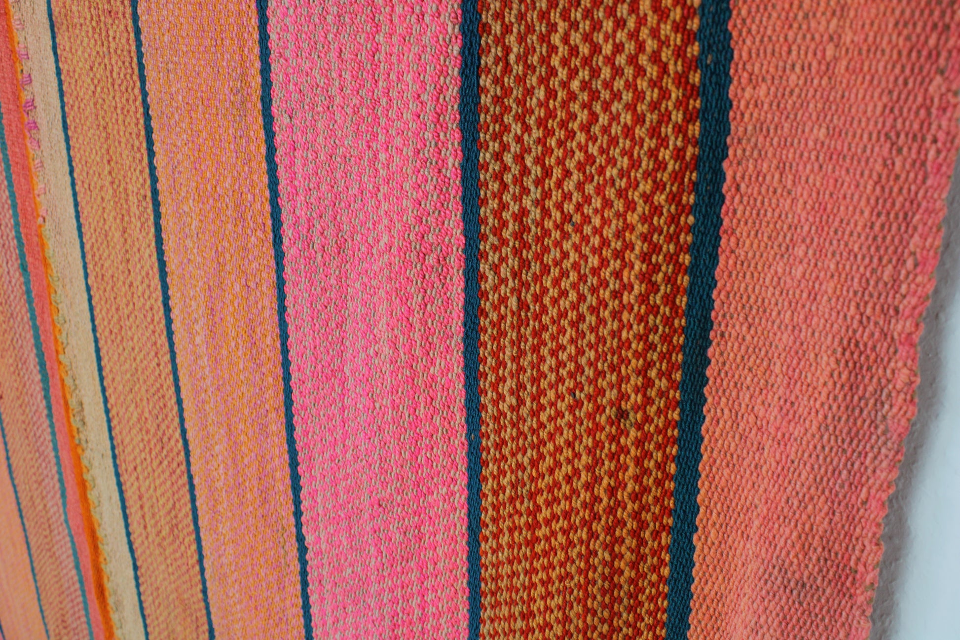 Handgefertigter Frazada-Teppich aus Peru – farbenfroh, traditionell und ideal für Balkon, Terrasse oder gemütliche Wohnräume. Dieser bunte Teppich bringt peruanisches Kunsthandwerk und Wärme in dein Zuhause und setzt lebendige Akzente im Boho- oder Ethno-Stil für drinnen und draußen.