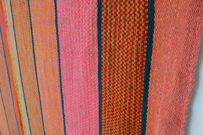 Handgefertigter Frazada-Teppich aus Peru – farbenfroh, traditionell und ideal für Balkon, Terrasse oder gemütliche Wohnräume. Dieser bunte Teppich bringt peruanisches Kunsthandwerk und Wärme in dein Zuhause und setzt lebendige Akzente im Boho- oder Ethno-Stil für drinnen und draußen.