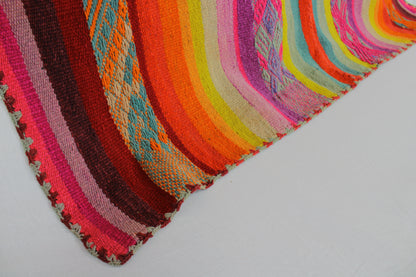 Handgefertigter Frazada-Teppich aus Peru – farbenfroh, traditionell und ideal für Balkon, Terrasse oder gemütliche Wohnräume. Dieser bunte Teppich bringt peruanisches Kunsthandwerk und Wärme in dein Zuhause und setzt lebendige Akzente im Boho- oder Ethno-Stil für drinnen und draußen.