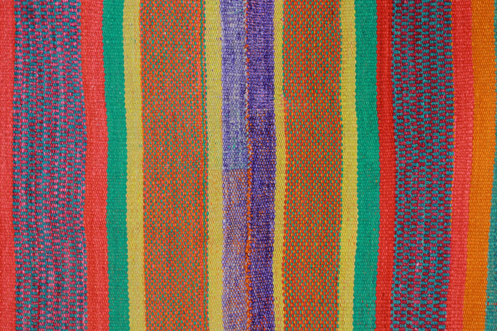 Handgefertigter Frazada-Teppich aus Peru – farbenfroh, traditionell und ideal für Balkon, Terrasse oder gemütliche Wohnräume. Dieser bunte Teppich bringt peruanisches Kunsthandwerk und Wärme in dein Zuhause und setzt lebendige Akzente im Boho- oder Ethno-Stil für drinnen und draußen.