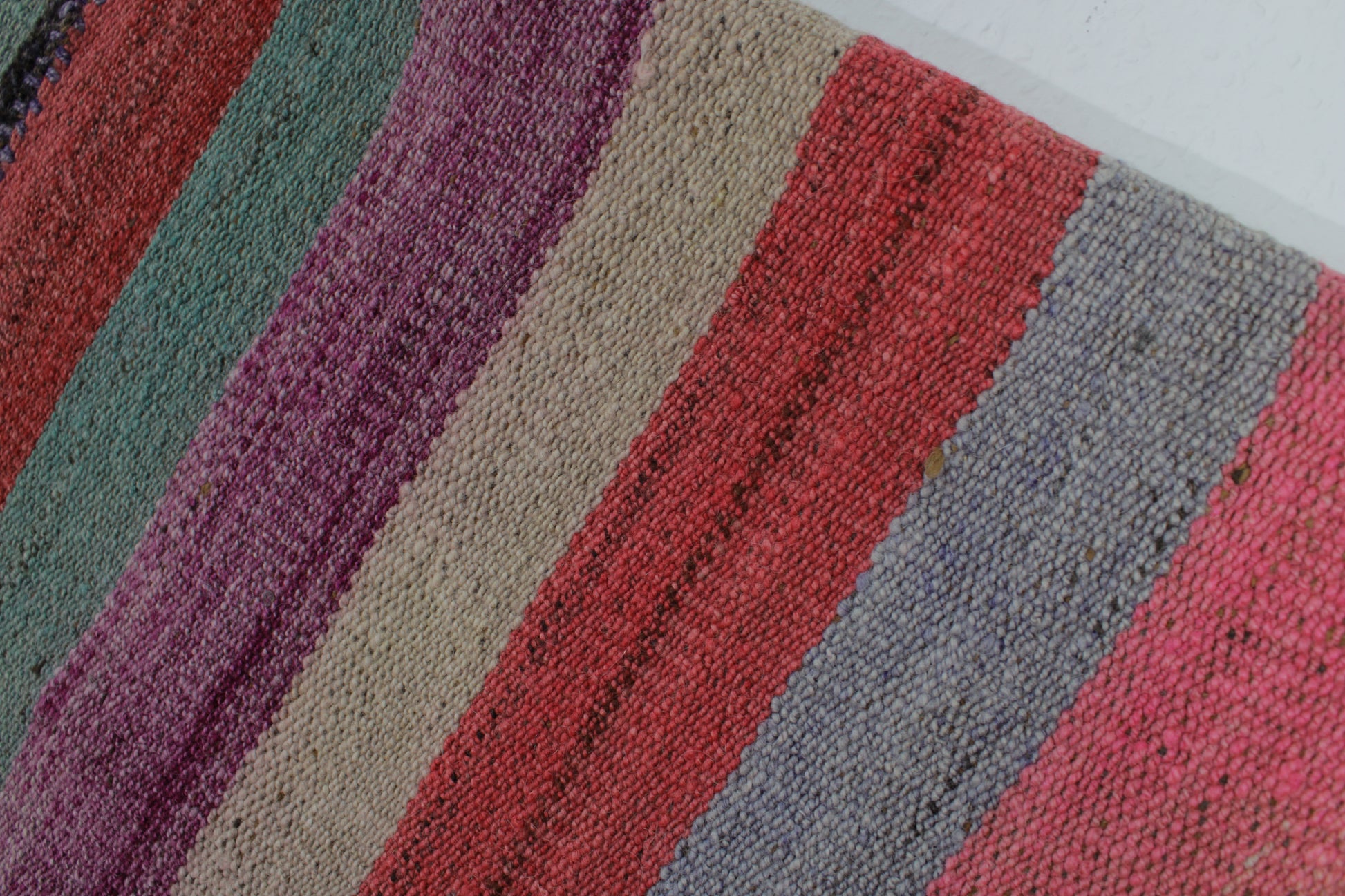 Handgefertigter Frazada-Teppich aus Peru – farbenfroh, traditionell und ideal für Balkon, Terrasse oder gemütliche Wohnräume. Dieser bunte Teppich bringt peruanisches Kunsthandwerk und Wärme in dein Zuhause und setzt lebendige Akzente im Boho- oder Ethno-Stil für drinnen und draußen.