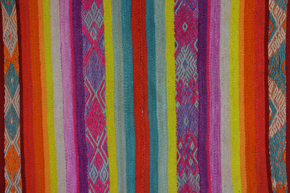 Handgefertigter Frazada-Teppich aus Peru – farbenfroh, traditionell und ideal für Balkon, Terrasse oder gemütliche Wohnräume. Dieser bunte Teppich bringt peruanisches Kunsthandwerk und Wärme in dein Zuhause und setzt lebendige Akzente im Boho- oder Ethno-Stil für drinnen und draußen.