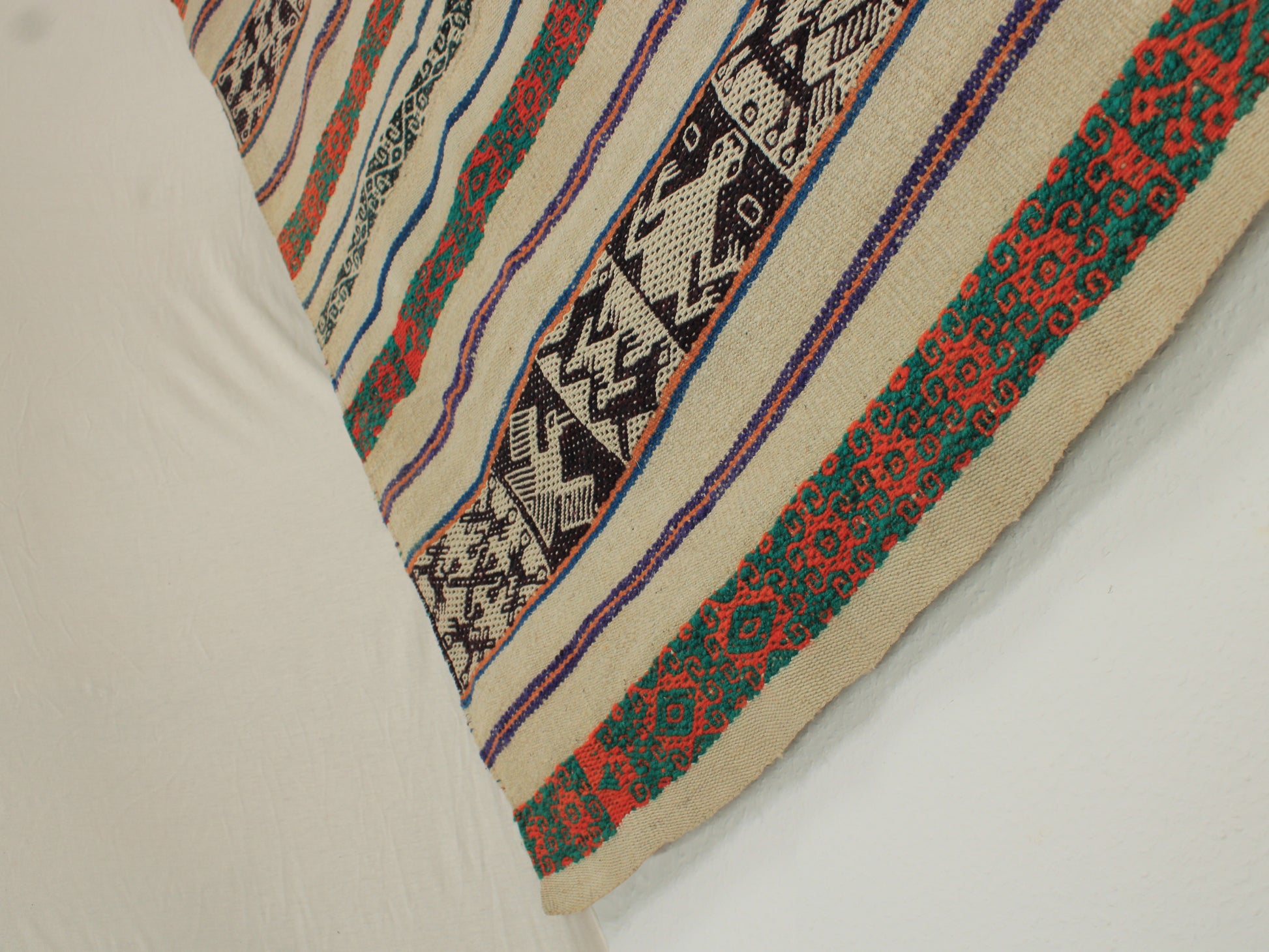 Handgefertigter Frazada-Teppich aus Peru – farbenfroh, traditionell und ideal für Balkon, Terrasse oder gemütliche Wohnräume. Dieser bunte Teppich bringt peruanisches Kunsthandwerk und Wärme in dein Zuhause und setzt lebendige Akzente im Boho- oder Ethno-Stil für drinnen und draußen.