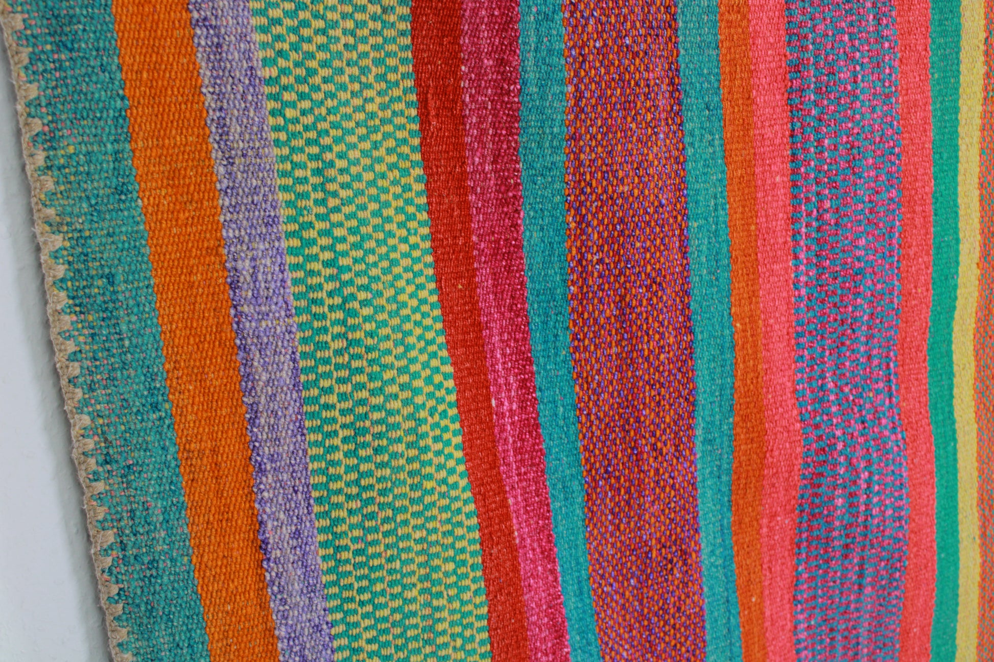 Handgefertigter Frazada-Teppich aus Peru – farbenfroh, traditionell und ideal für Balkon, Terrasse oder gemütliche Wohnräume. Dieser bunte Teppich bringt peruanisches Kunsthandwerk und Wärme in dein Zuhause und setzt lebendige Akzente im Boho- oder Ethno-Stil für drinnen und draußen.
