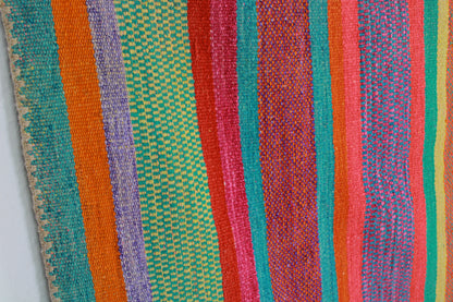 Handgefertigter Frazada-Teppich aus Peru – farbenfroh, traditionell und ideal für Balkon, Terrasse oder gemütliche Wohnräume. Dieser bunte Teppich bringt peruanisches Kunsthandwerk und Wärme in dein Zuhause und setzt lebendige Akzente im Boho- oder Ethno-Stil für drinnen und draußen.