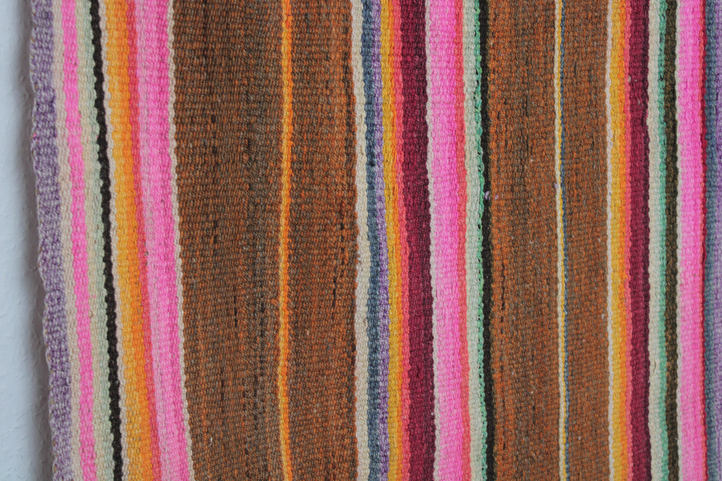 Handgefertigter Frazada-Teppich aus Peru – farbenfroh, traditionell und ideal für Balkon, Terrasse oder gemütliche Wohnräume. Dieser bunte Teppich bringt peruanisches Kunsthandwerk und Wärme in dein Zuhause und setzt lebendige Akzente im Boho- oder Ethno-Stil für drinnen und draußen.