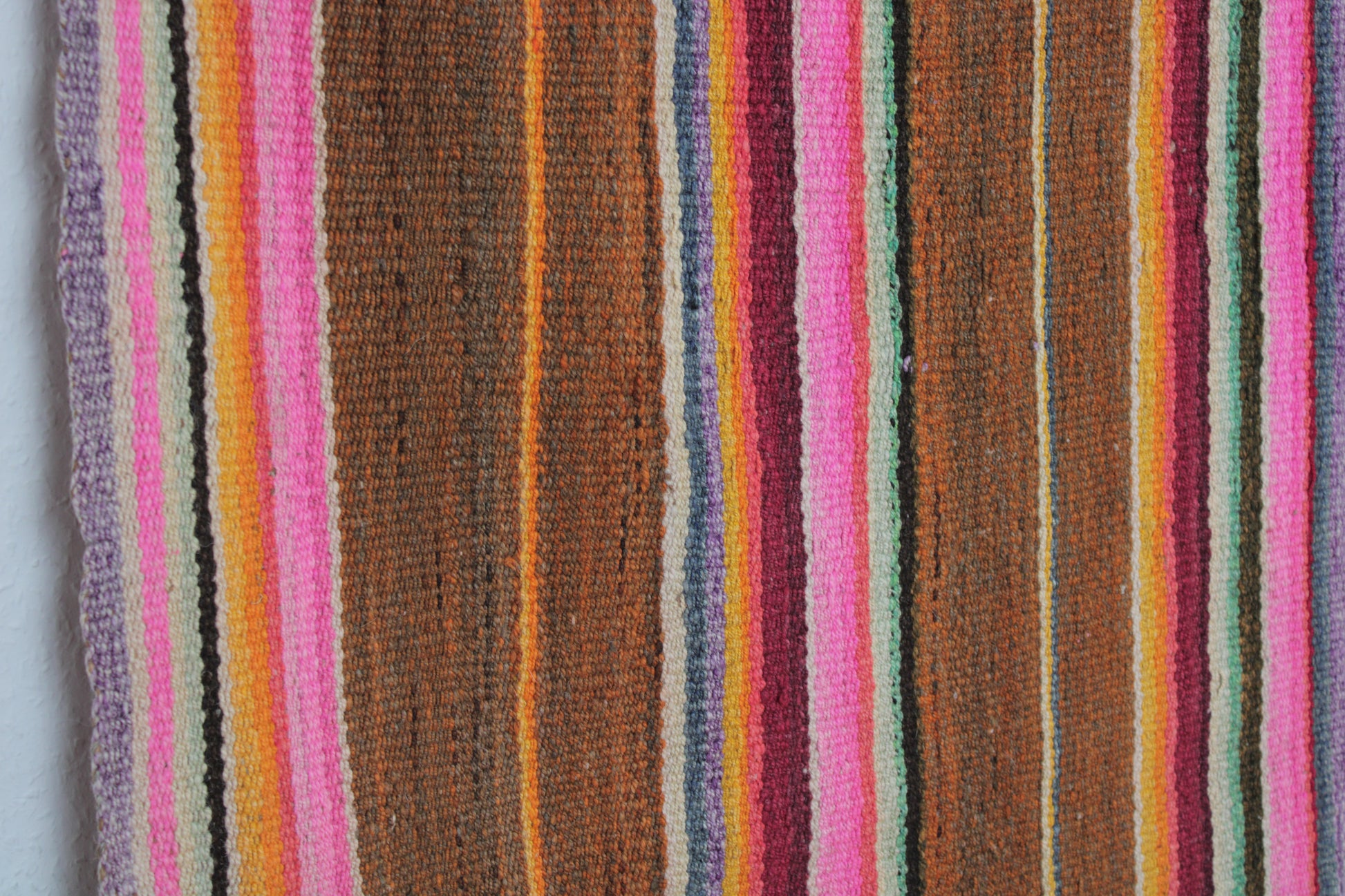Handgefertigter Frazada-Teppich aus Peru – farbenfroh, traditionell und ideal für Balkon, Terrasse oder gemütliche Wohnräume. Dieser bunte Teppich bringt peruanisches Kunsthandwerk und Wärme in dein Zuhause und setzt lebendige Akzente im Boho- oder Ethno-Stil für drinnen und draußen.