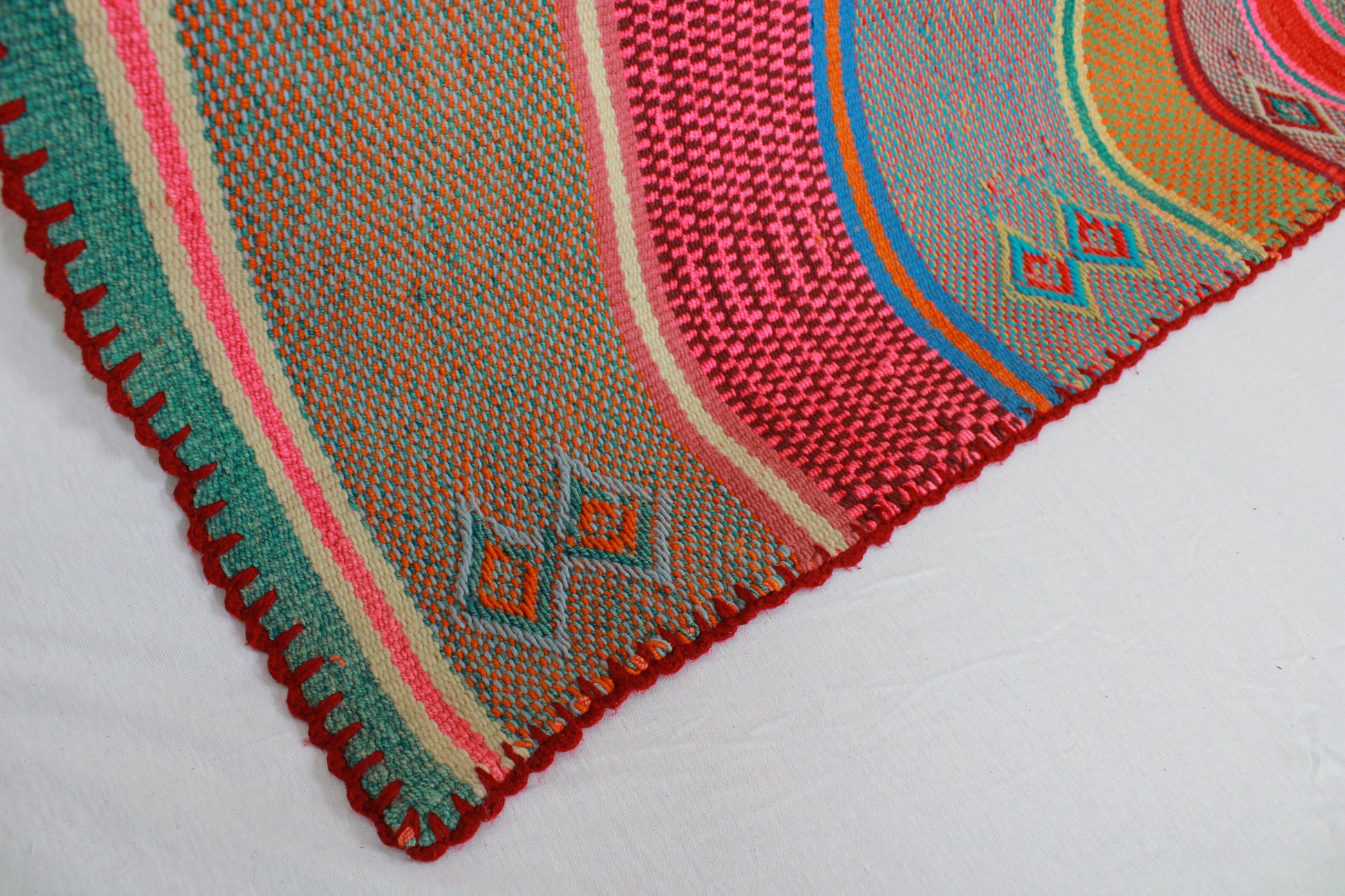 Handgefertigter Frazada-Teppich aus Peru – farbenfroh, traditionell und ideal für Balkon, Terrasse oder gemütliche Wohnräume. Dieser bunte Teppich bringt peruanisches Kunsthandwerk und Wärme in dein Zuhause und setzt lebendige Akzente im Boho- oder Ethno-Stil für drinnen und draußen.