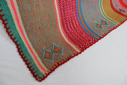 Handgefertigter Frazada-Teppich aus Peru – farbenfroh, traditionell und ideal für Balkon, Terrasse oder gemütliche Wohnräume. Dieser bunte Teppich bringt peruanisches Kunsthandwerk und Wärme in dein Zuhause und setzt lebendige Akzente im Boho- oder Ethno-Stil für drinnen und draußen.