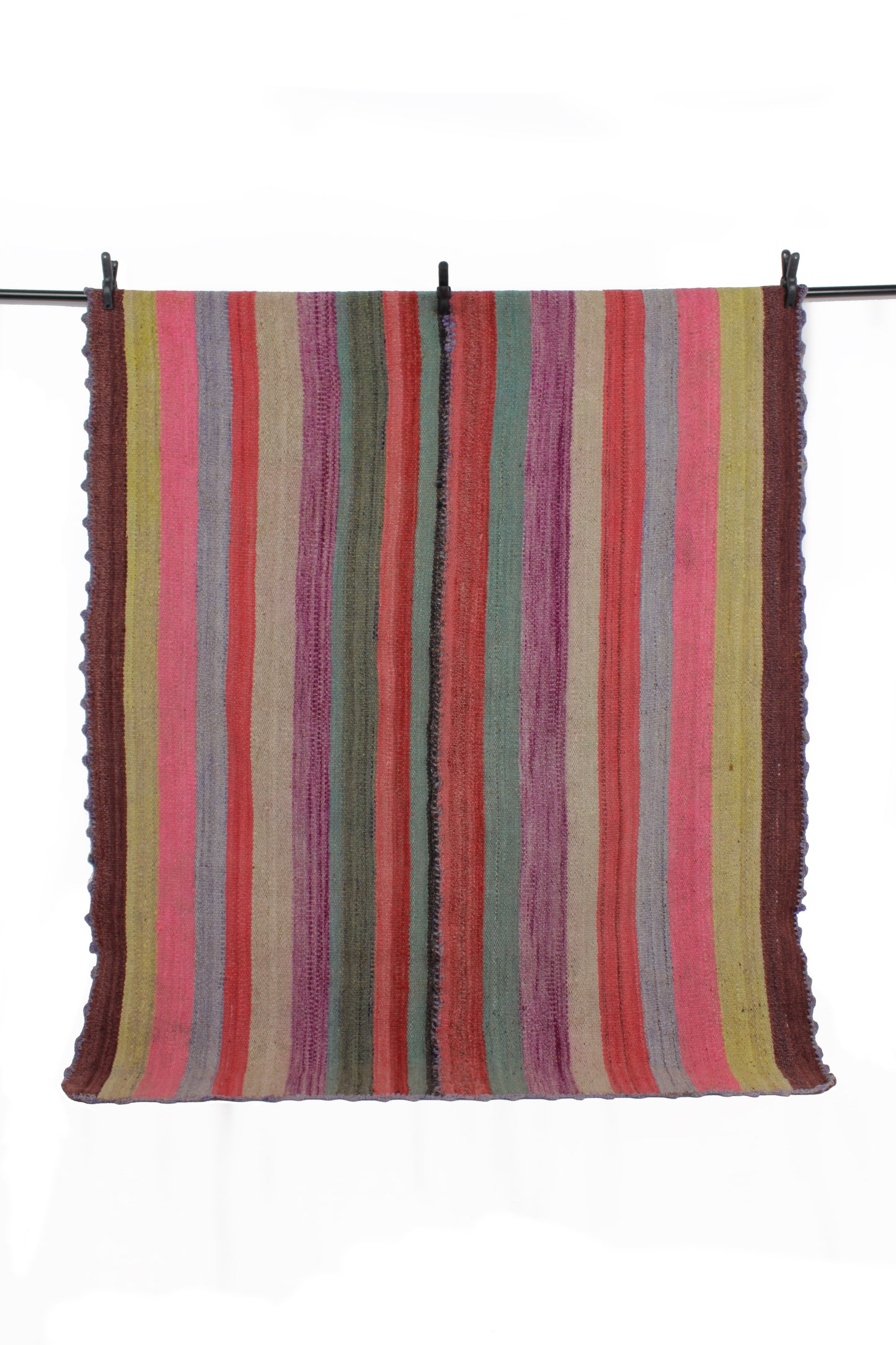 Handgefertigter Frazada-Teppich aus Peru – farbenfroh, traditionell und ideal für Balkon, Terrasse oder gemütliche Wohnräume. Dieser bunte Teppich bringt peruanisches Kunsthandwerk und Wärme in dein Zuhause und setzt lebendige Akzente im Boho- oder Ethno-Stil für drinnen und draußen.