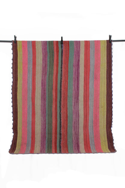 Handgefertigter Frazada-Teppich aus Peru – farbenfroh, traditionell und ideal für Balkon, Terrasse oder gemütliche Wohnräume. Dieser bunte Teppich bringt peruanisches Kunsthandwerk und Wärme in dein Zuhause und setzt lebendige Akzente im Boho- oder Ethno-Stil für drinnen und draußen.